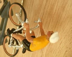 Figurine Cycliste CBG Mignot Maillot Jaune en Danseuse