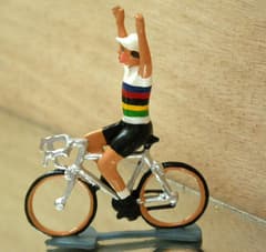 Figurine Cycliste CBG Mignot Maillot Arc en Ciel Champion du Monde avec Bras Levés