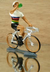 Figurine Cycliste CBG Mignot Maillot Arc en Ciel Champion du Monde Buvant au Bidon
