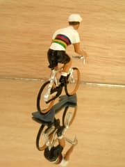 Figurine Cycliste CBG Mignot Maillot Arc en Ciel Champion du Monde en Danseuse