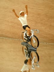 Figurine Cycliste CBG Mignot Tour d'Allemagne Maillot Blanc avec Bras Levés