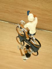 Figurine Cycliste CBG Mignot Tour d'Allemagne Maillot Blanc Buvant au Bidon