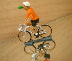 Figurine Cycliste CBG Mignot Tour de Holland Maillot Orange Buvant au Bidon