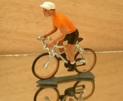 Figurine Cycliste CBG Mignot Tour de Holland Maillot Orange en Danseuse
