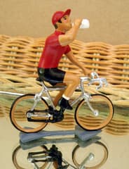 Figurine Cycliste CBG Mignot Tour d'Espagne Maillot Rouge Buvant au Bidon