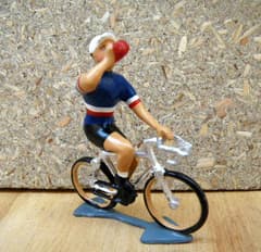 Figurine Cycliste CBG Mignot Maillot Français Buvant au Bidon
