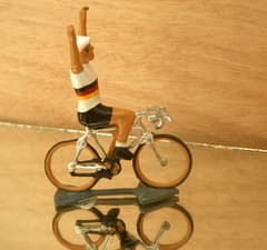 Figurine Cycliste CBG Mignot Maillot Allemand avec Bras Levés
