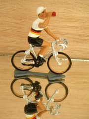 Figurine Cycliste CBG Mignot Maillot Allemand Buvant au Bidon