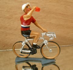 Figurine Cycliste CBG Mignot Maillot du Luxembourg Buvant au Bidon