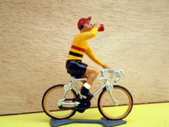 Figurine Cycliste CBG Mignot Maillot Champion de Belgium Buvant au Bidon