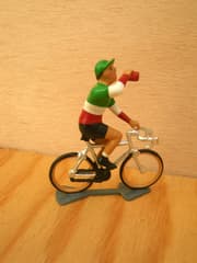 Figurine Cycliste CBG Mignot Maillot Champion d'Italie Buvant au Bidon