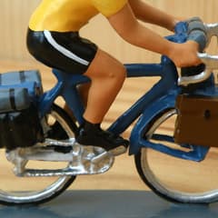 Figurine Cycliste CBG Mignot Cyclo Randonneur sur Vélo Bleu avec Maillot Jaune